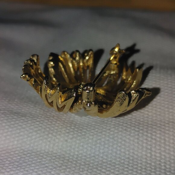 Lisner Faux Pearl Accents Leaf Gold Tone Brooch Pin Vintage Round Stamped Signed - Picture 5 of 9